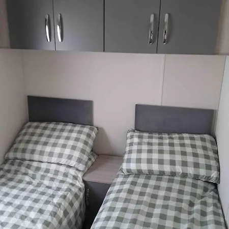 Forestbrook - Cheerful Two Bedroom Tiny House Apartment