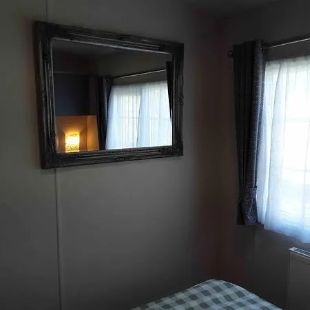 Forestbrook - Cheerful Two Bedroom Tiny House Apartment