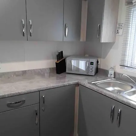 Forestbrook - Cheerful Two Bedroom Tiny House Apartment *