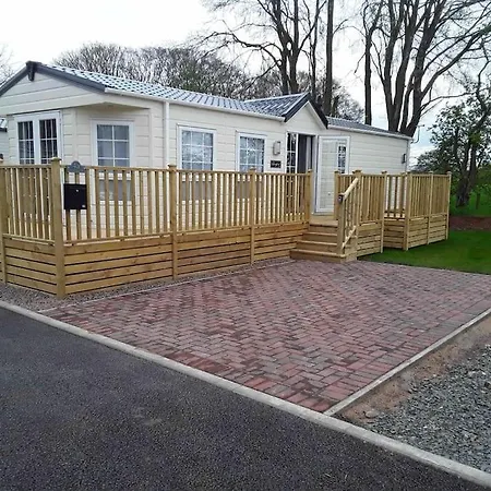 Forestbrook - Cheerful Two Bedroom Tiny House Holiday home *