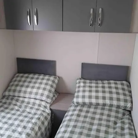 Forestbrook - Cheerful Two Bedroom Tiny House Holiday home *