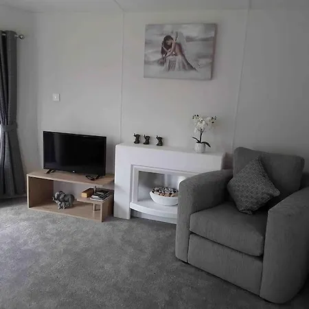 Forestbrook - Cheerful Two Bedroom Tiny House Holiday home *