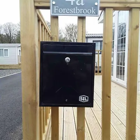 Forestbrook - Cheerful Two Bedroom Tiny House Holiday home *